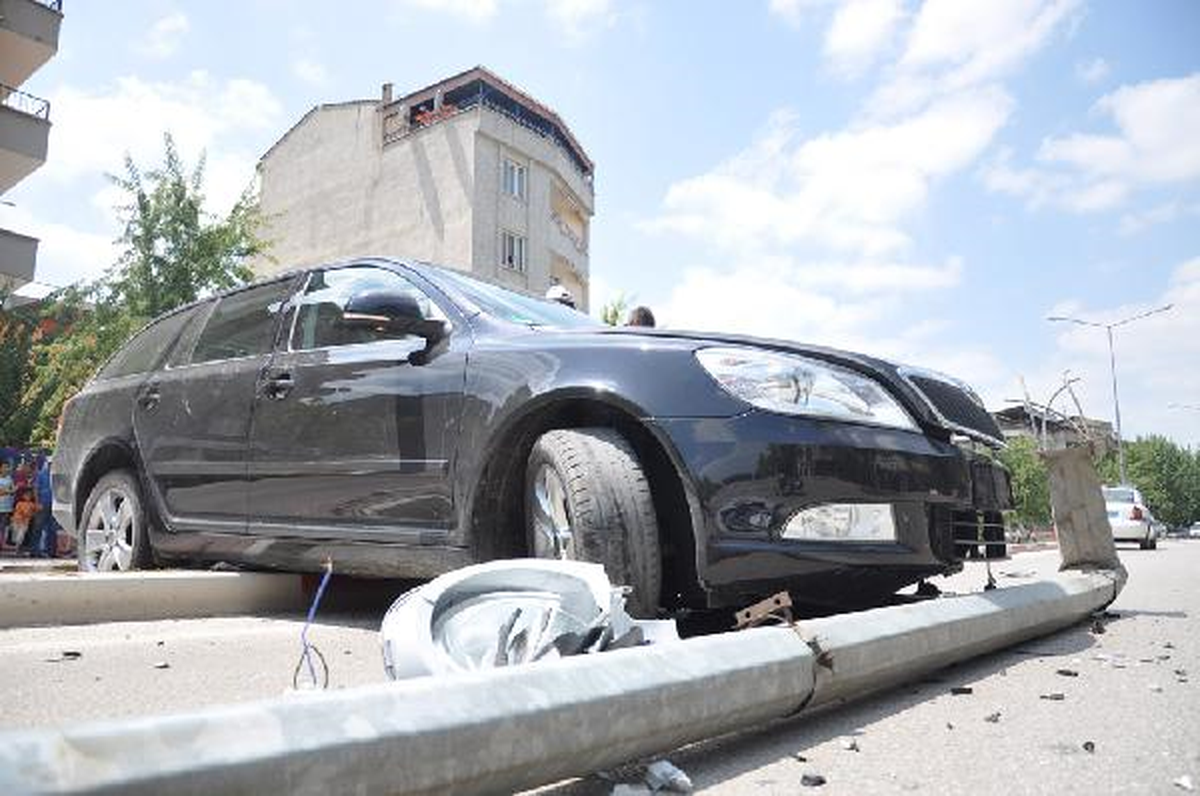Otomobil Elektrik Direğini Devirdi