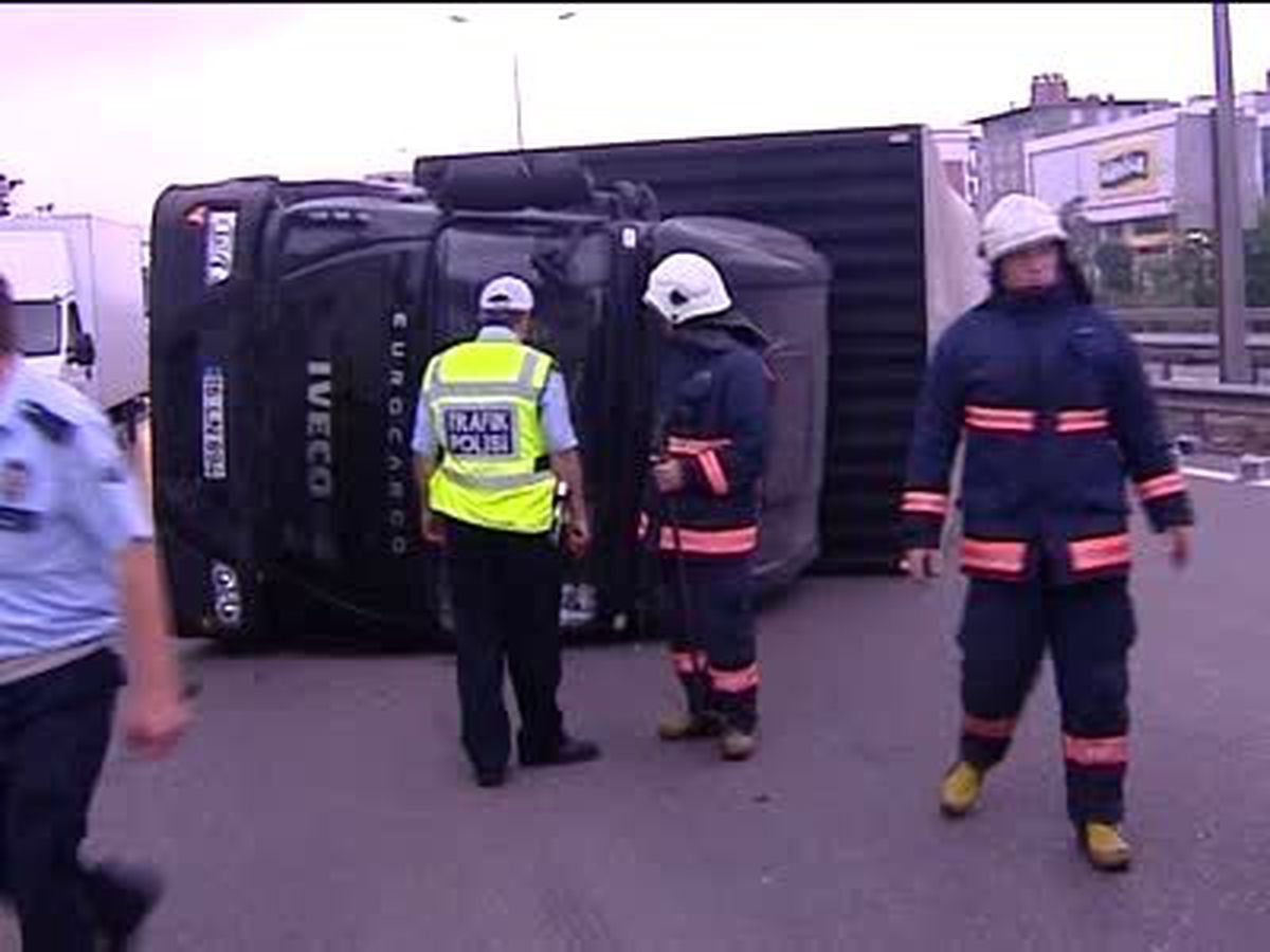 Otoyola Devrilen TIR Trafiği Felç Etti