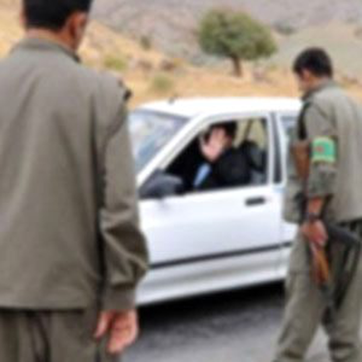PKK Üyeleri Şemdinli\'de Yol Kesti