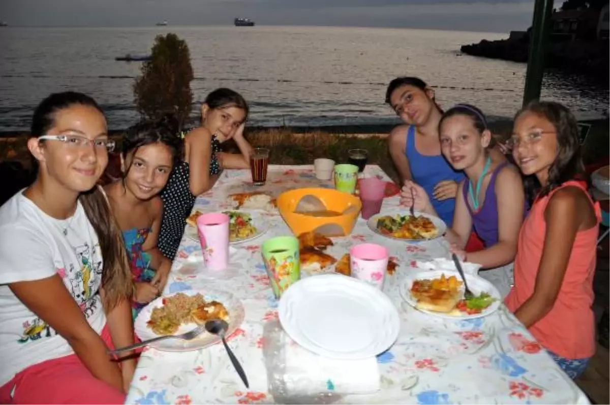Plajda İftar Yapıp, Denize Girdiler