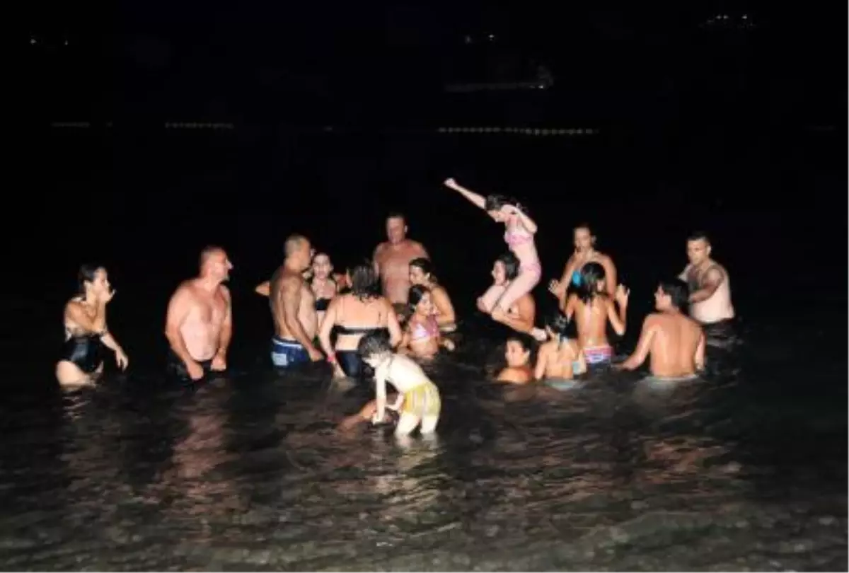 Plajda İftardan Sonra Deniz Keyfi