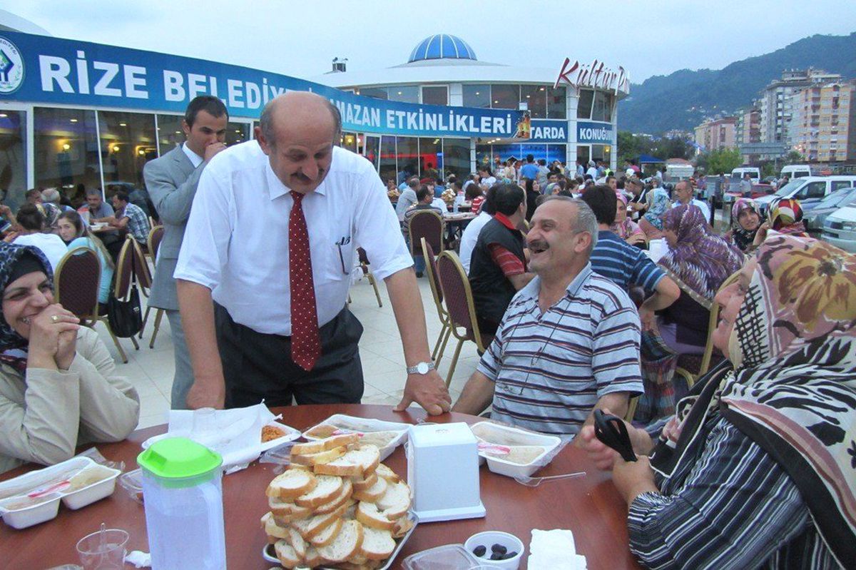 Rize\'de İftar Kuyruğuna Termobox\'lı Çözüm