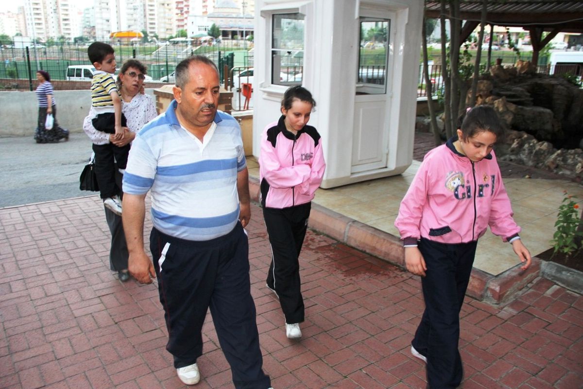 Sahte Polisler Suriyeli Aileyi Dolandırdı