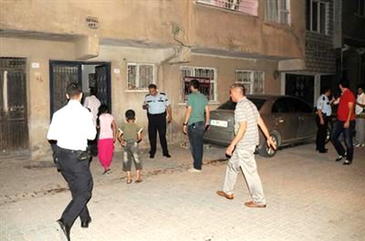 Şanlıurfa\'da Komşu Kavgası 3 Gözaltı )