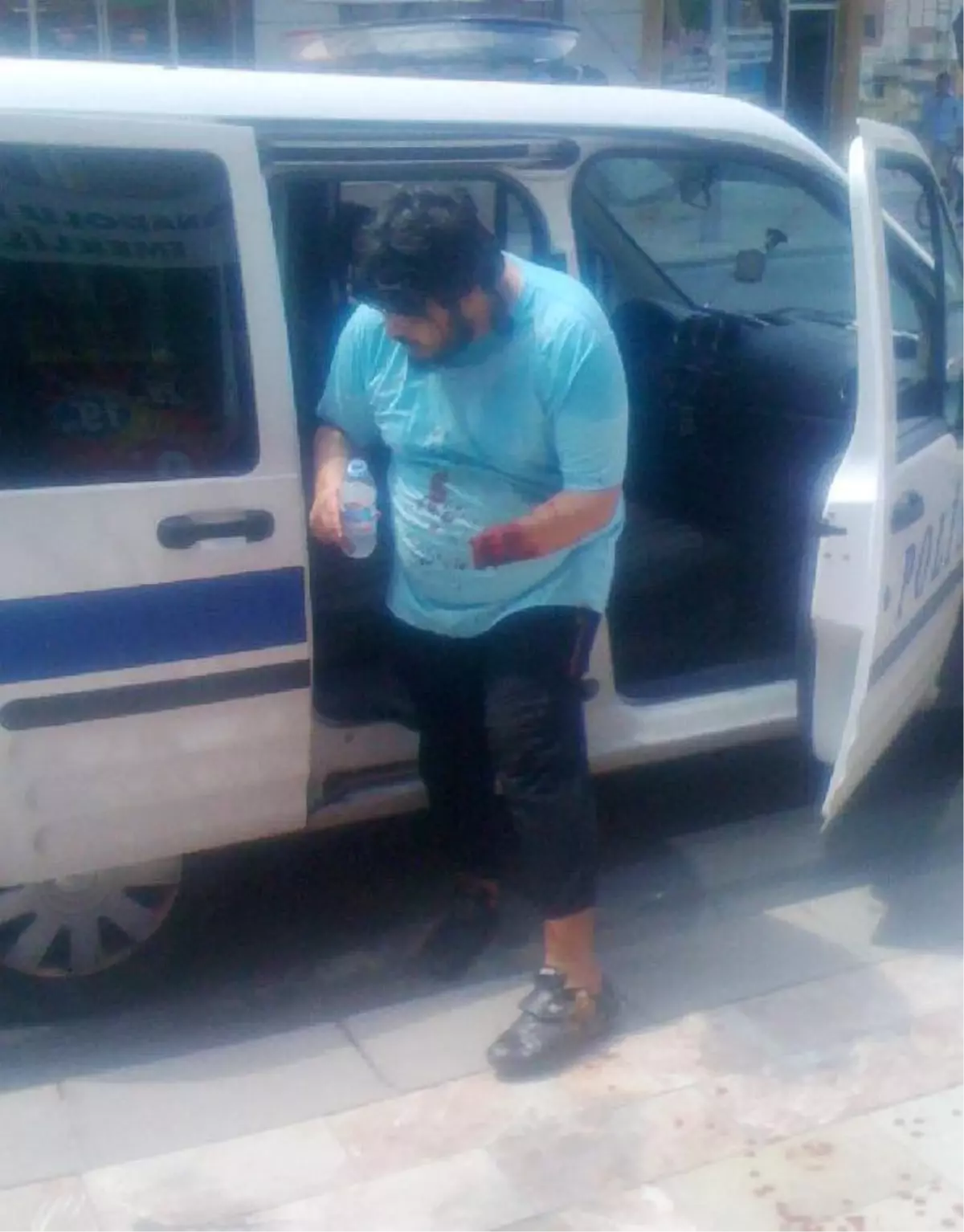 Kendi Elini Satırla Kopardı