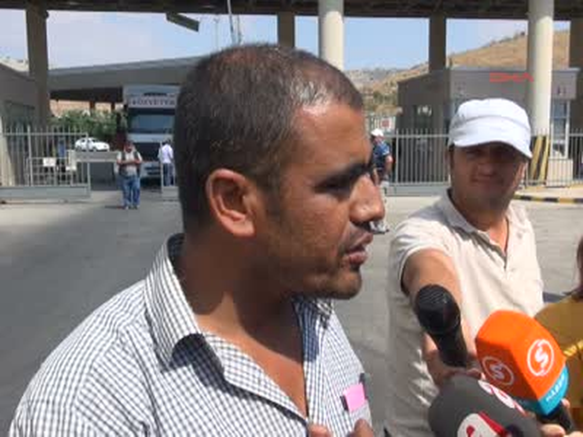 Sigara Karşılığı Suriye\'ye Girdiler ) Al Hava Sınır Kapısı\'nda Yakılan 9 Türk Tır\'ını Getirmek İçin...