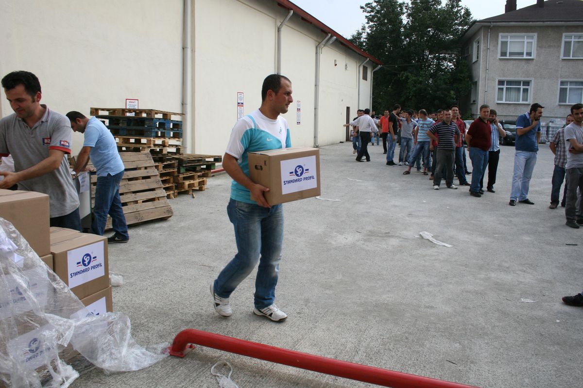 Standard Profil, Çalışanına Ramazan Paketi Dağıttı