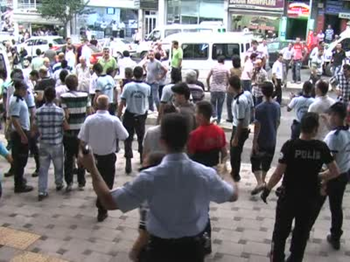 Trabzon\'da İftar Öncesi Çay Gerginliği