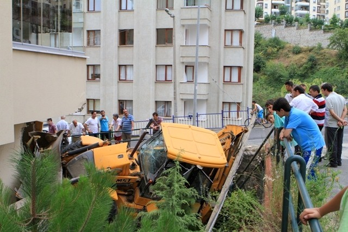 Trabzon\'da Kepçe Eve Daldı