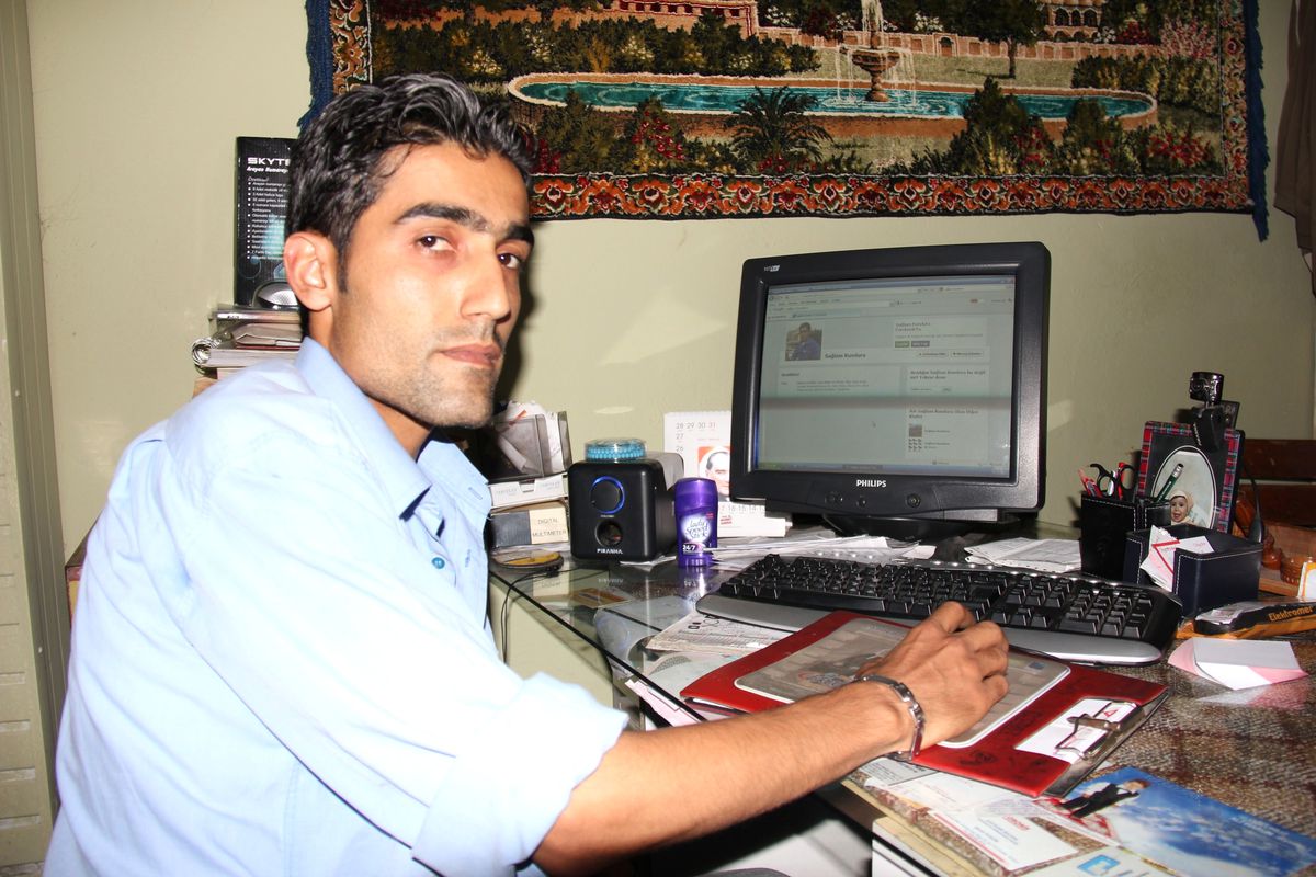 Ürettiği Ayakkabıları İnternette Satıyor
