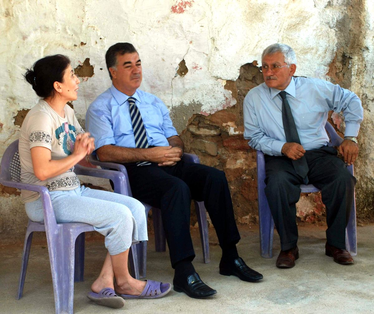 Vali Al Kapı Kapı Dolaşıp Ramazan Yardımı Dağıtıyor