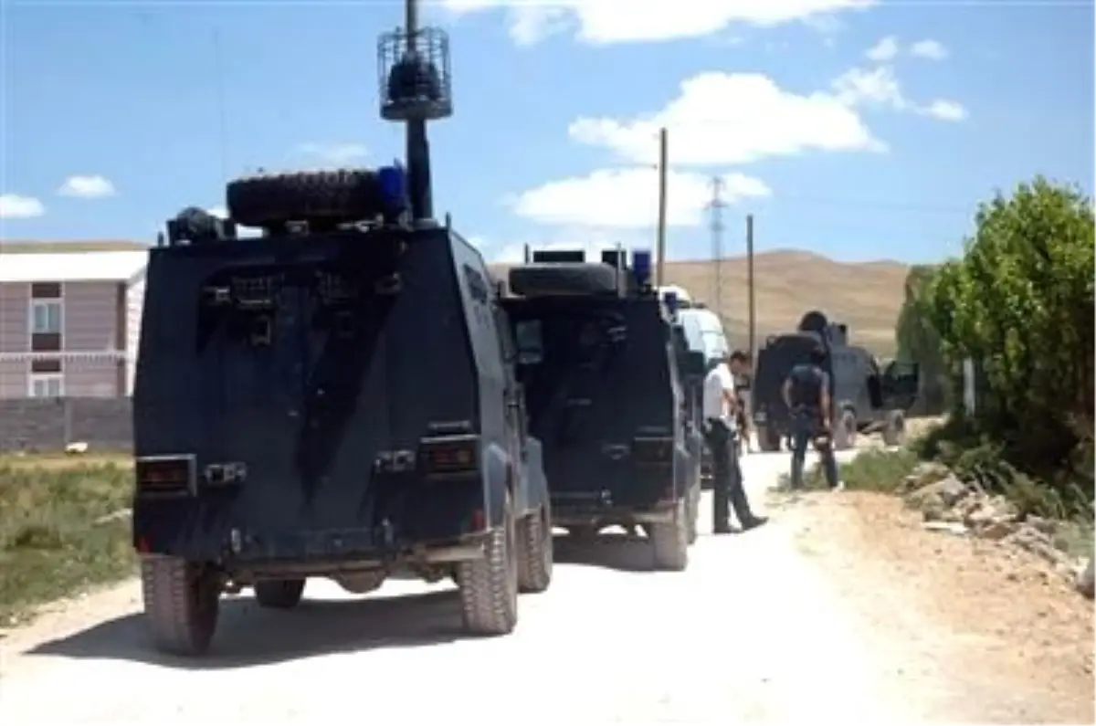 Van\'da Polis Servis Aracına Saldırı