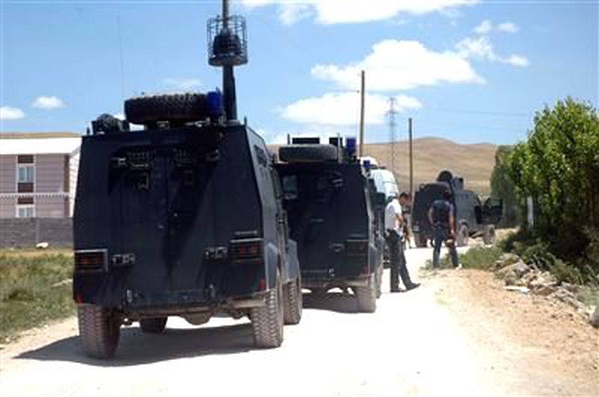 Van\'ın Edremit İlçesindeki Atış Poligonundan Dönen Polisleri Taşıyan Servis Aracının Geçişi...