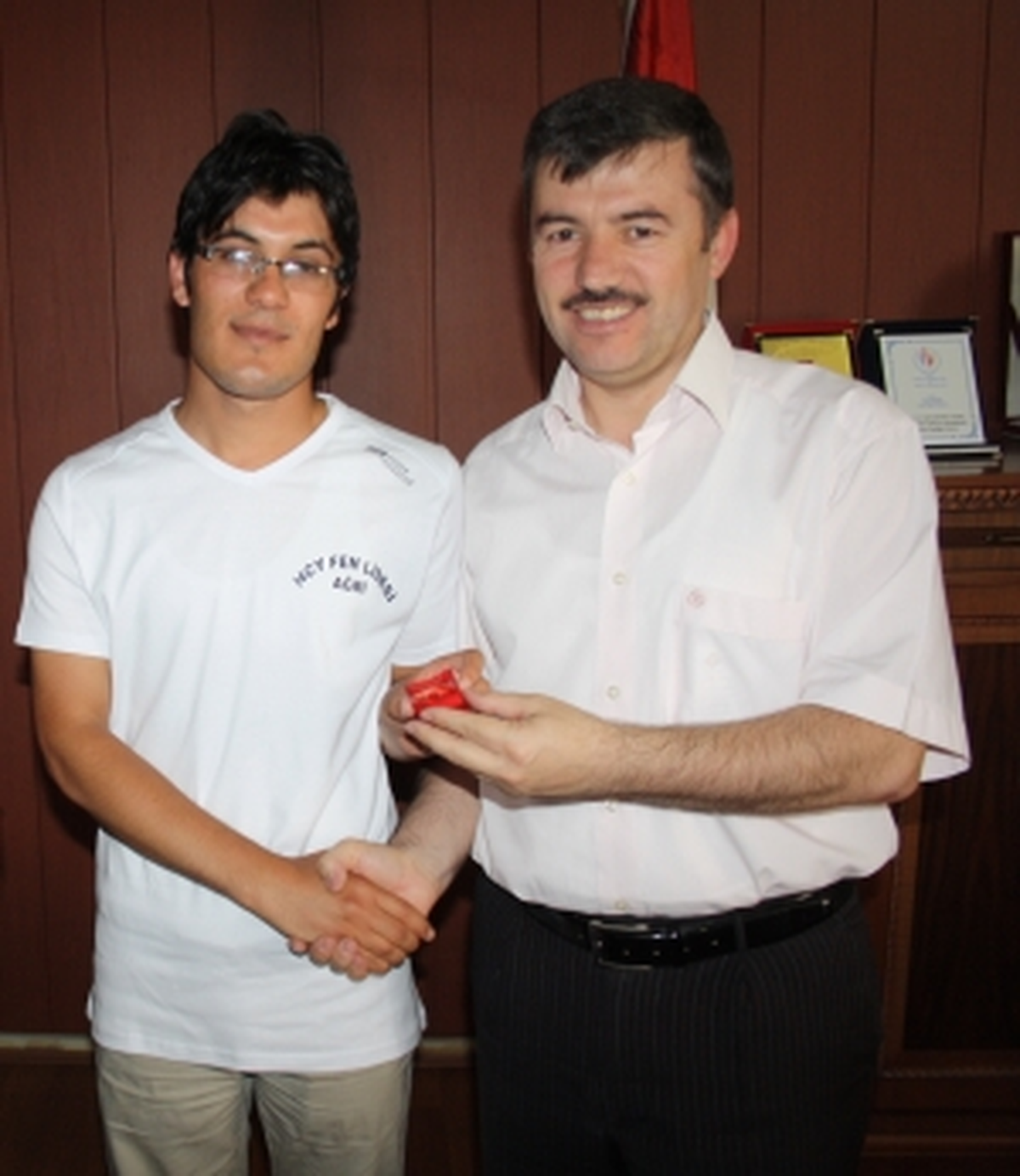 Ağrı Milli Eğitim Müdürü Başak\'dan Lys Birincisine Ödül