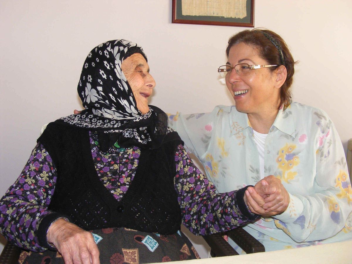 Ak Partili Vekil Semiha Öyüş\'ten Söke\'de Huzurevine Ziyaret