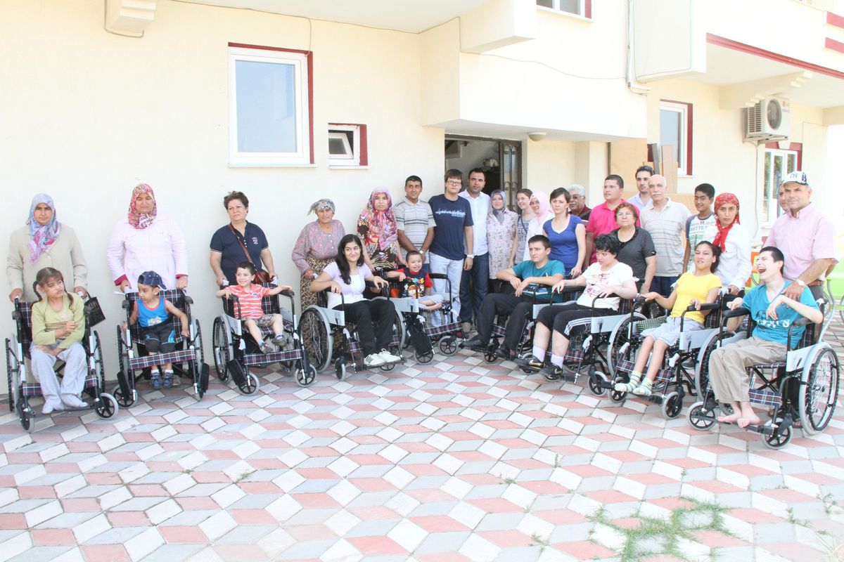 Akhisarlı Hayırseverlerden 30 Engelliye Tekerlekli Sandalye