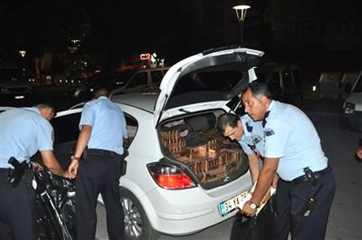 Alanya\'da İki Otomobilde Kaçak Sigara Ele Geçirildi