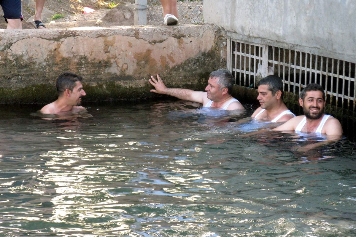 Arabanlılar Kaynak Suyunda Serinliyor