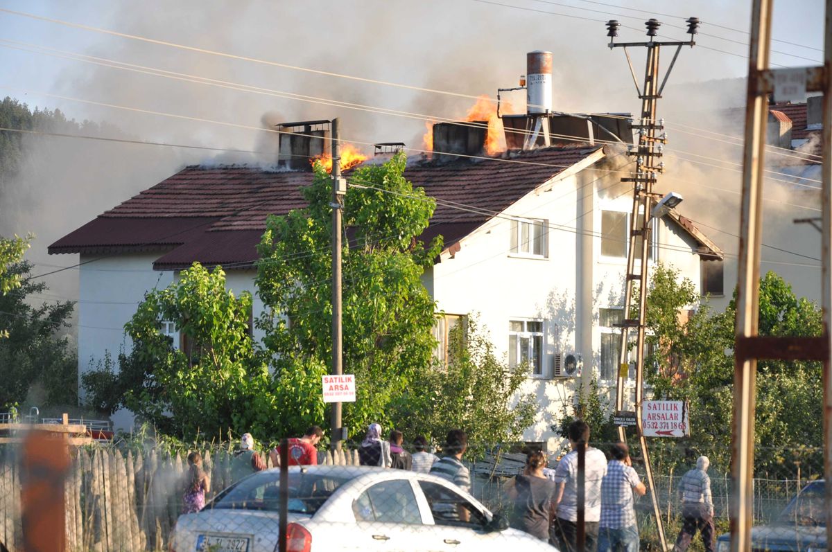 Azdavay\'da Ev Yangını Korkuttu