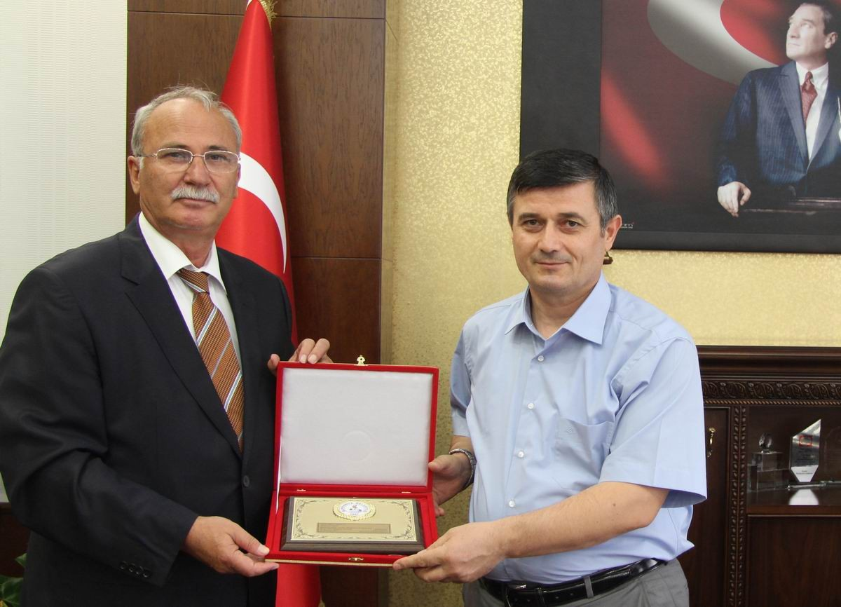 Başkan Akova\'dan Vali Arslan\'a Plaket