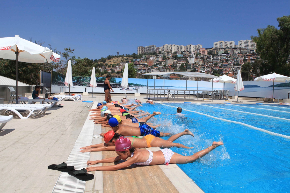 Bayraklılı Gençler ve Çocuklar Bu Havuza Akın Ediyor