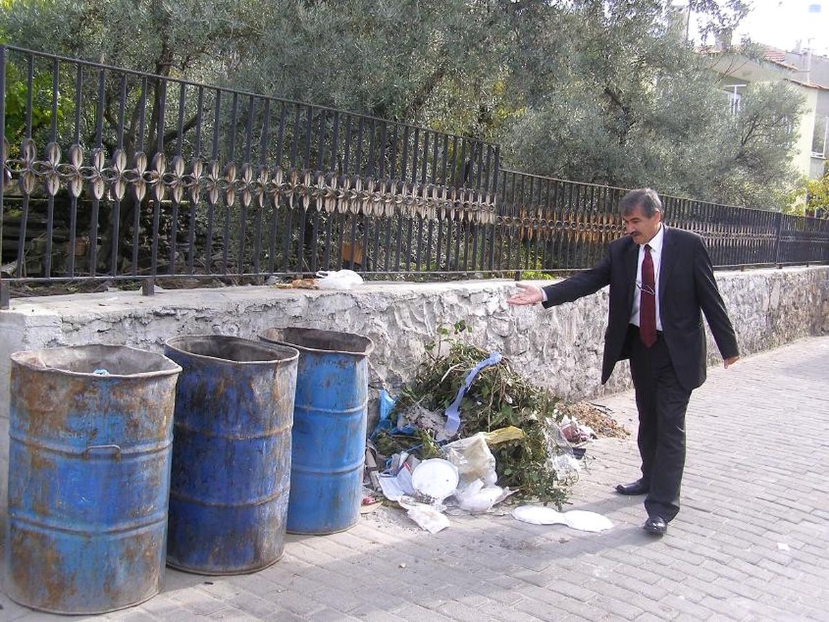 Bidonlar Boş Çöpler Dışarıda