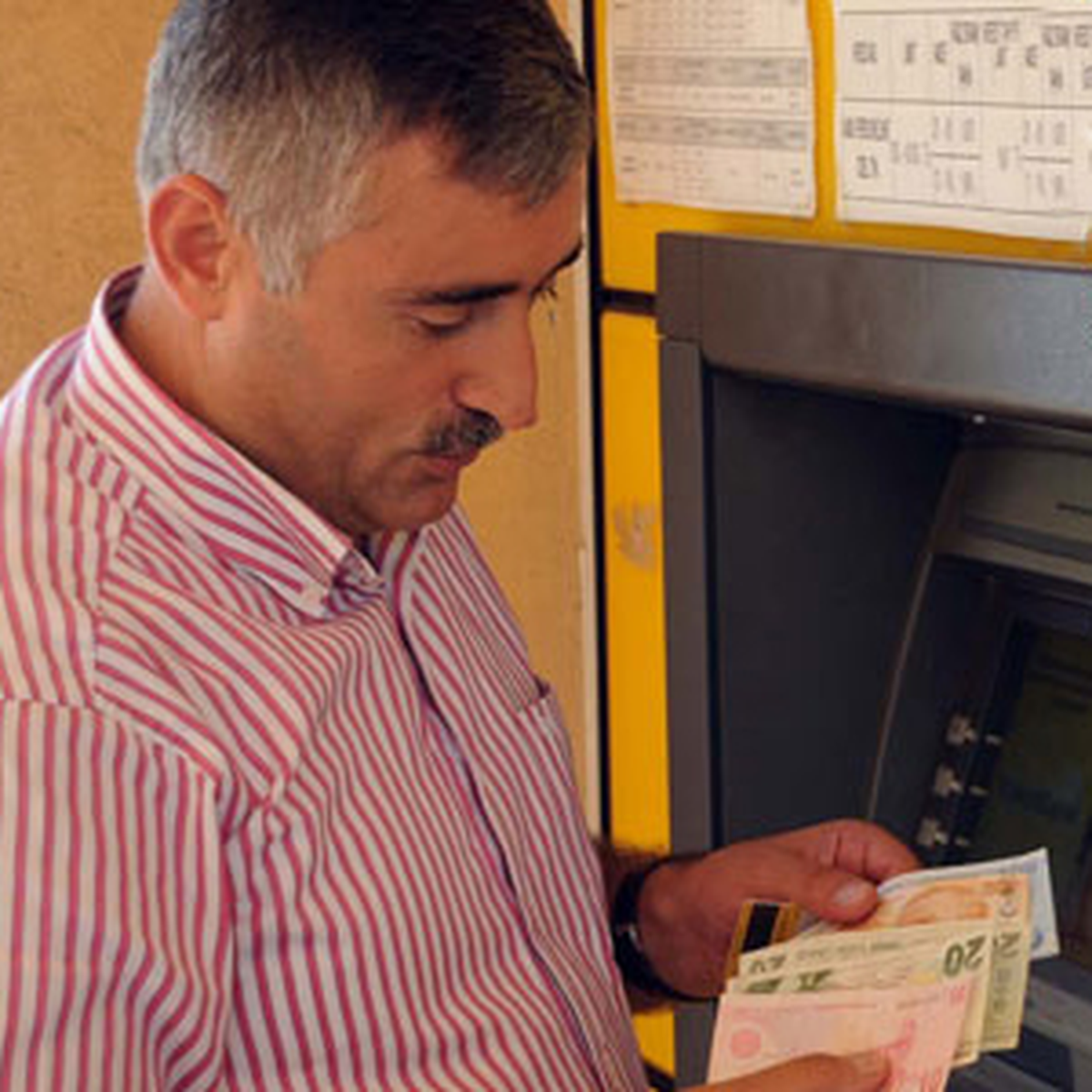 Çalışmadan Aldığı Maaşına Zam Geldi
