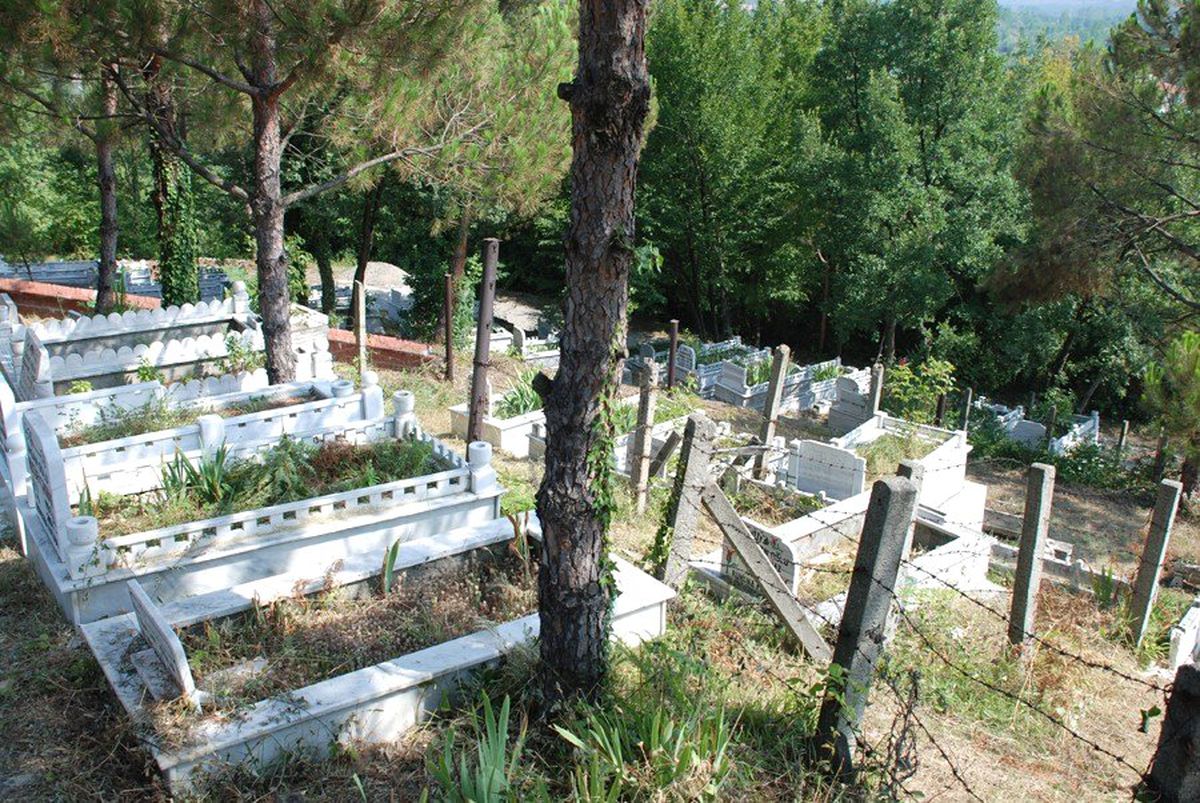 Çaycuma Belediyesi Mezarlıkları Temizliyor