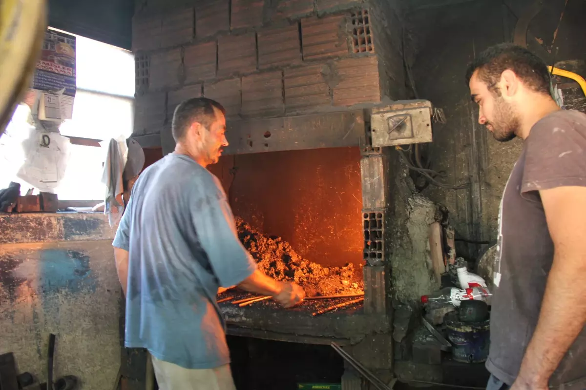 Demirci Ustası Sıcağa Rağmen Ateşin Önünde Çalışıyor