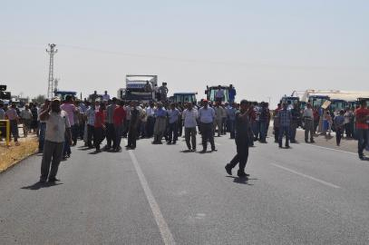 Diyarbakır Elektrik Kesintilerini Yol Kapatarak Protesto Ettiler Elektrik Kesintilerini Yol...