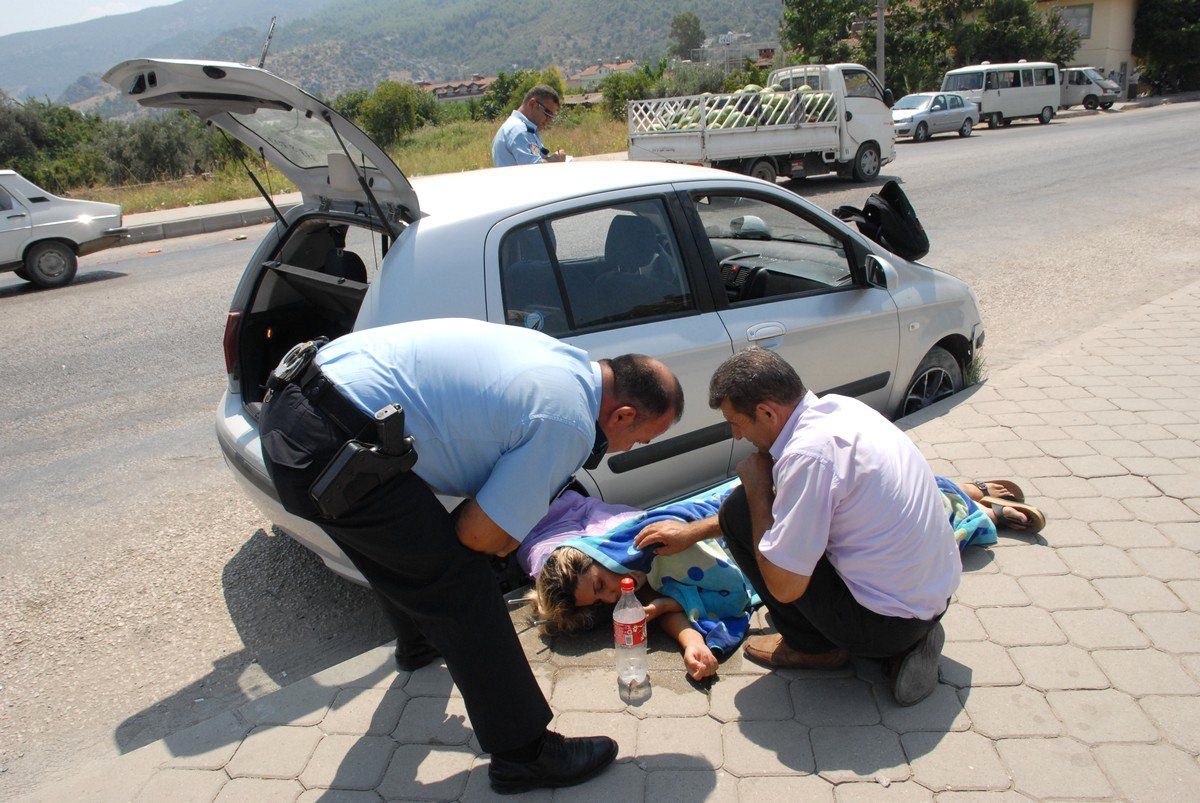 Güneş Altında Ambulans Bekledi