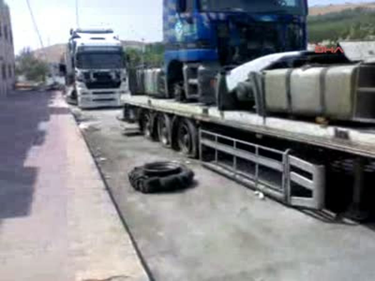 Hatay Reyhanlı Yakılan Tırlar Antakya\'ya Götürüldü