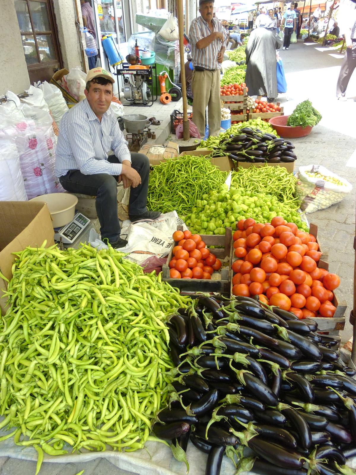 Hayrabolu\'da Köylü Pazarında Sebze Bolluğu