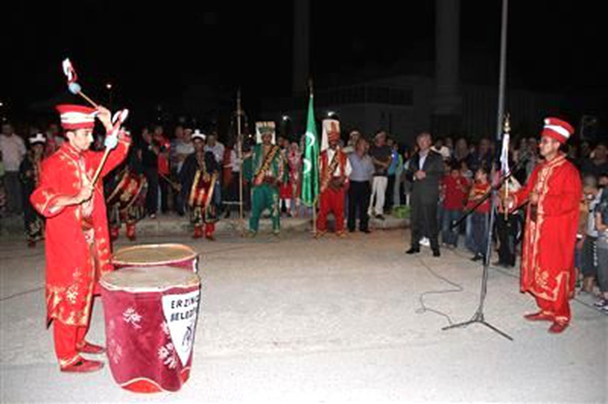 Her Akşam Bir Mahallede Program