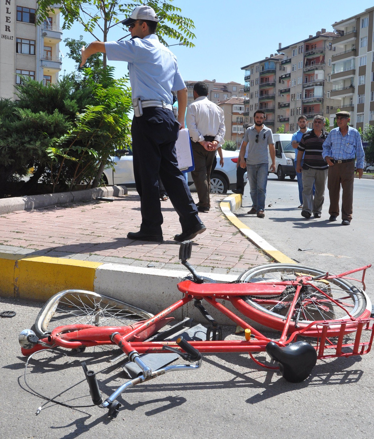 İki Otomobil Çarpıştı, Bisiklet Sürücüsü Yaralandı