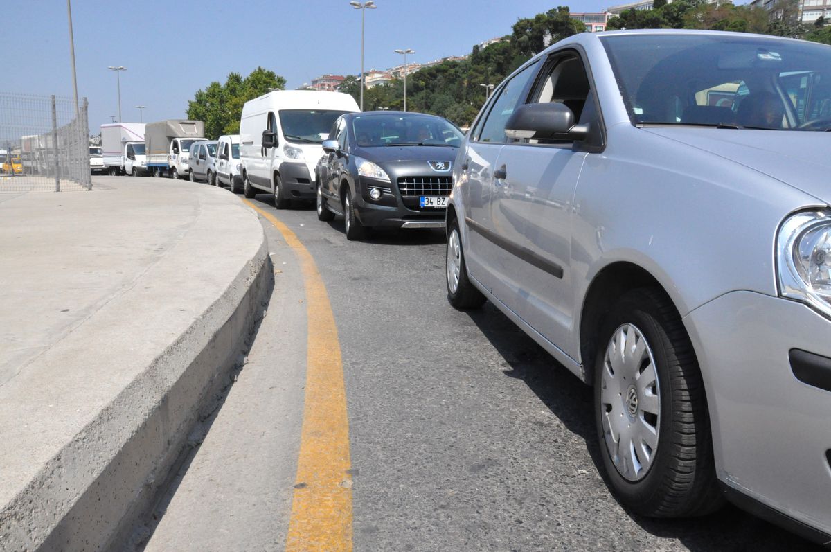 İstanbul\'da Trafik Çilesi Arabalı Vapuru da Vurdu