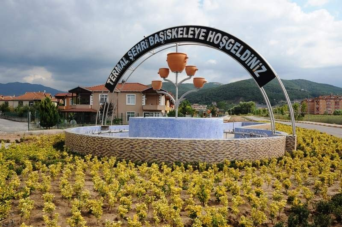 Kavşaklar ve Refüjlere Ardıç ve Şimşir