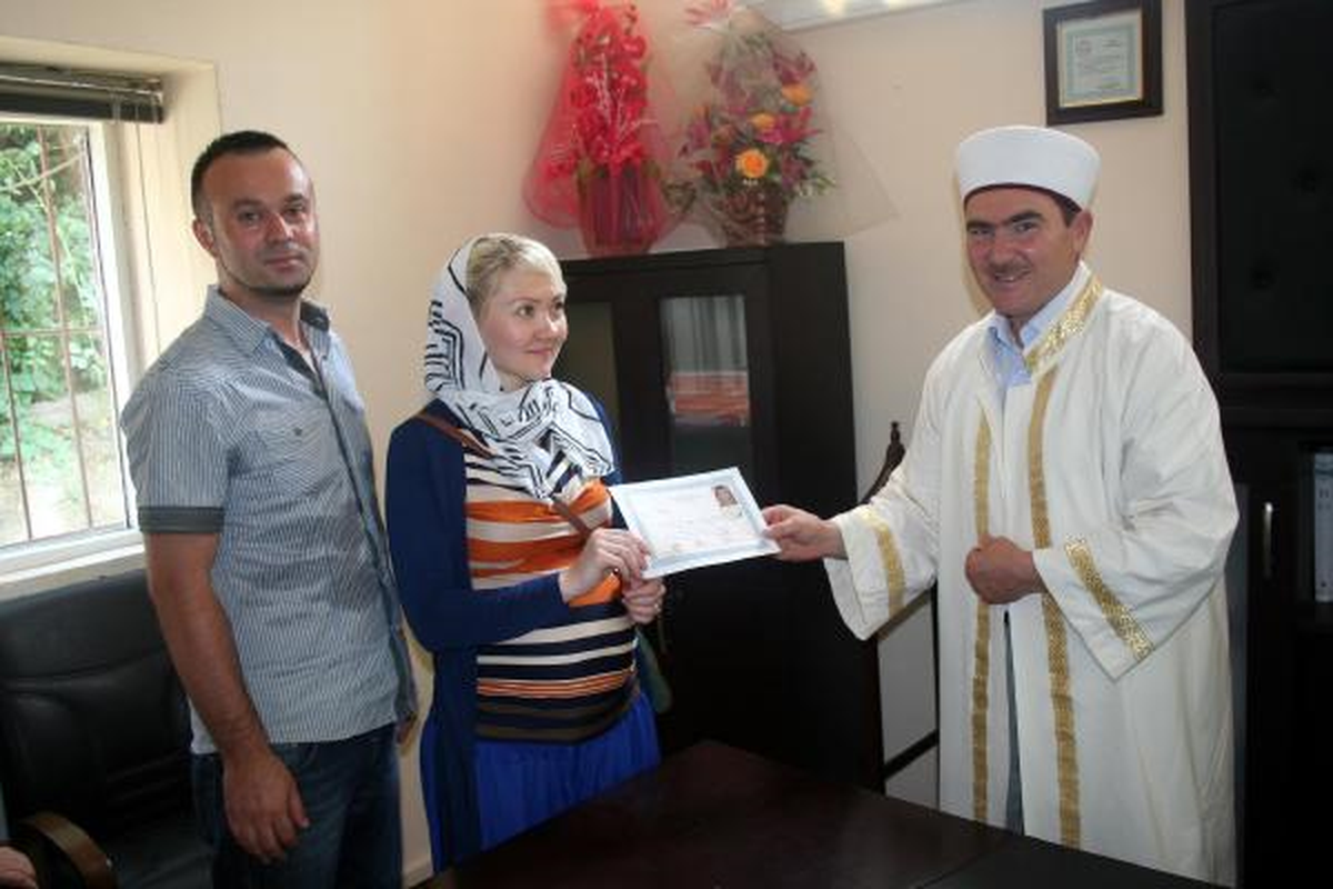 Kazakistanlı Olga, Türk Eşinin Ailesinden Etkilenip Müslüman Oldu