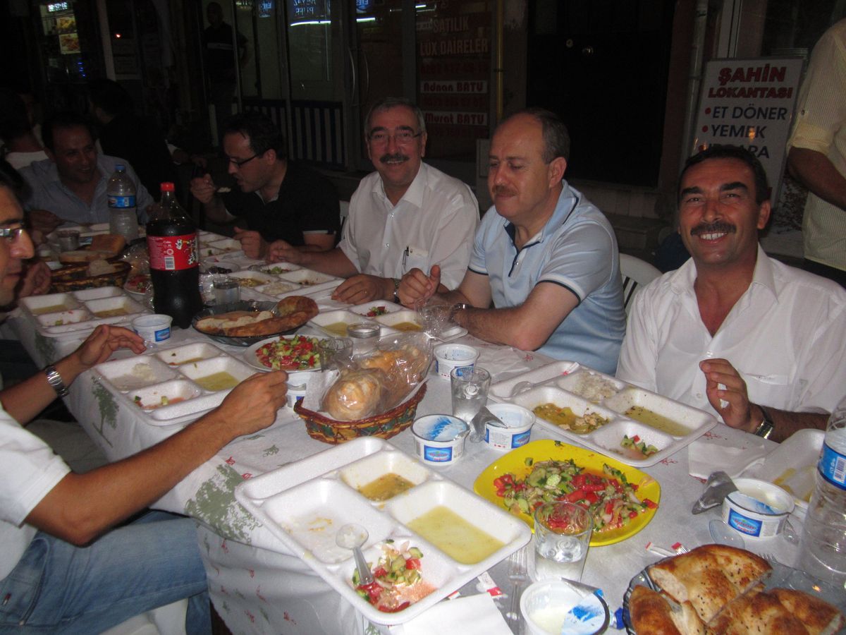 Kereviz Sokağı Esnafı İftar Yemeği Verdi