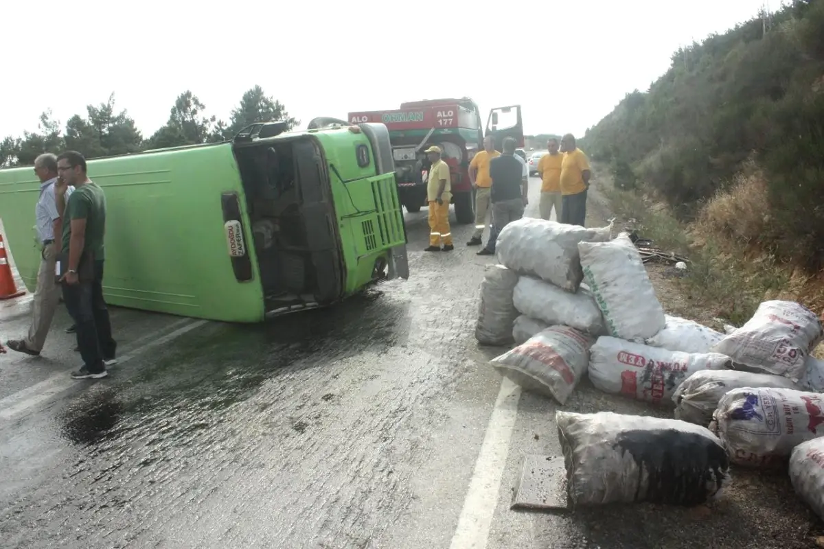 Kozalak Dolu Minibüs Devrildi: 2 Yaralı