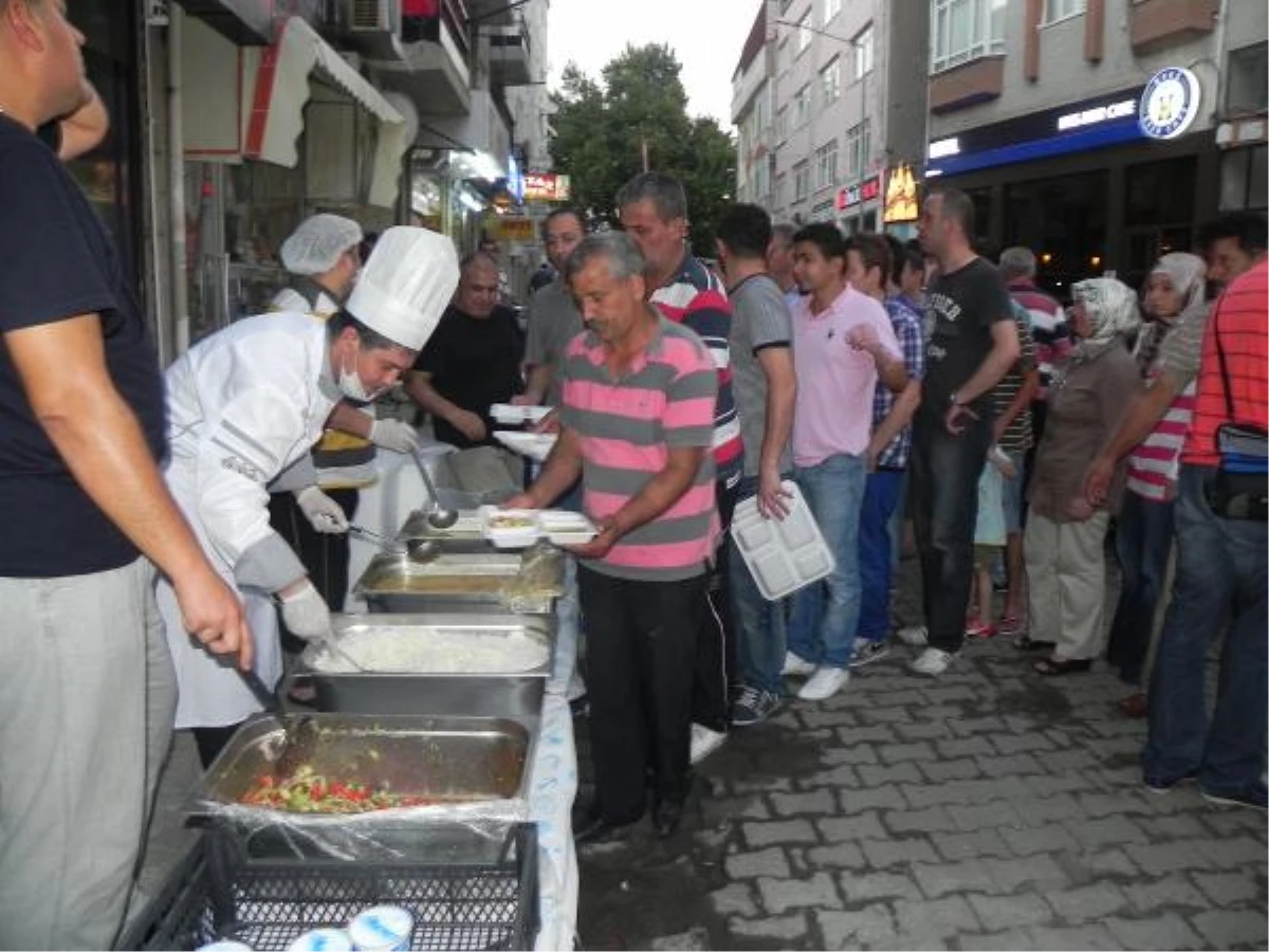 Lüleburgaz\'da Esnaftan Sokak Sakinlerine İftar Yemeği