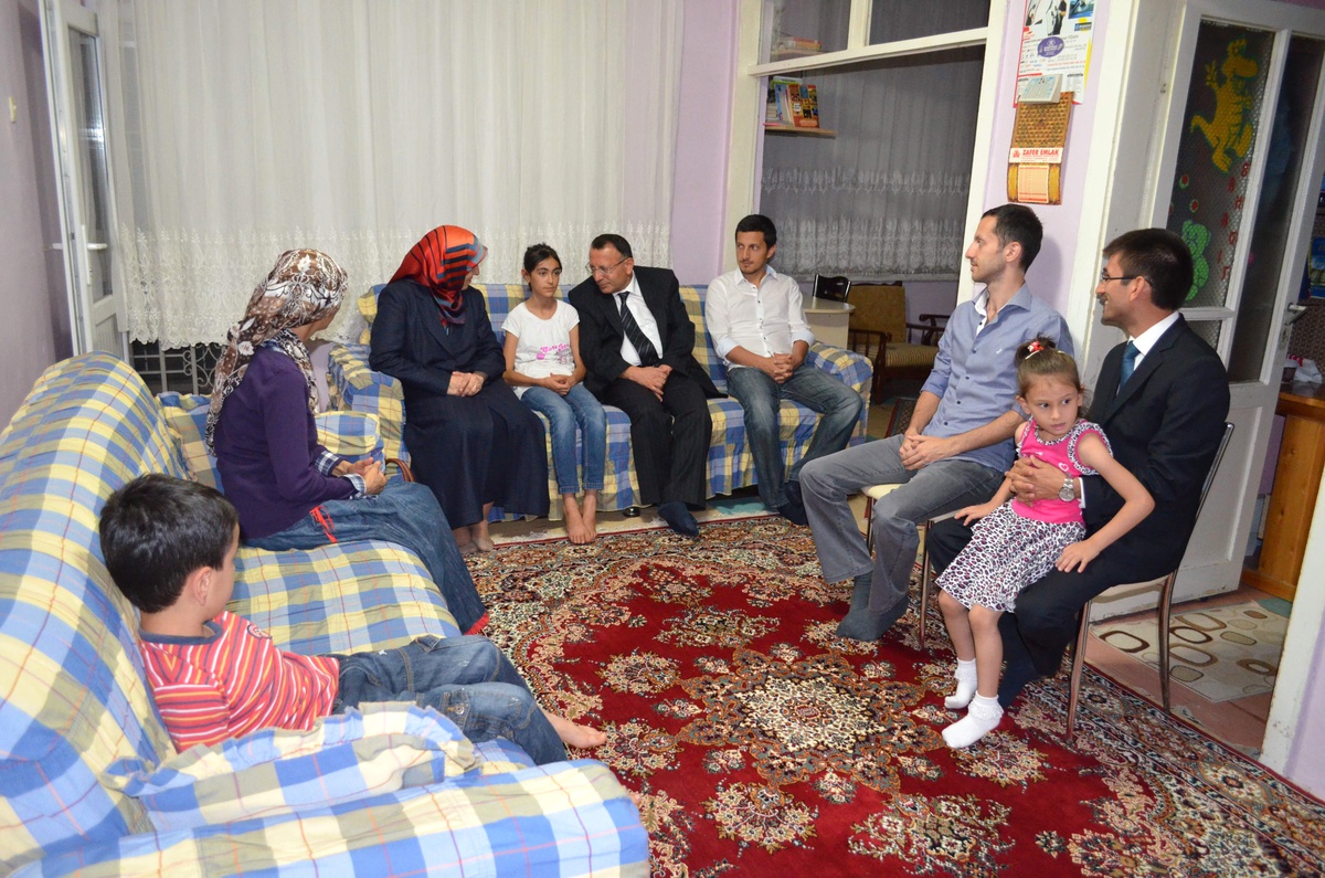 Malatya Valisi ve Eşi, Fakir Aile Ziyareti Gerçekleştirdi