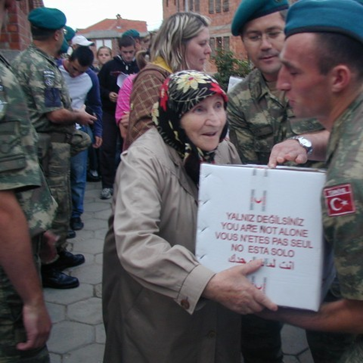 Mehmetçik Bosnalı İhtiyaç Sahiplerine Yardım Etti