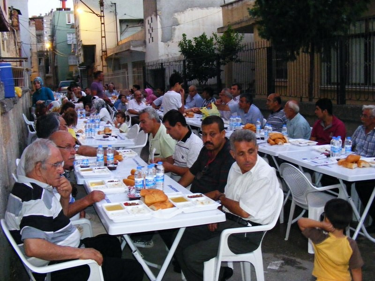 MHP Seyhan Hem İftar Veriyor Hem Sorun Dinliyor