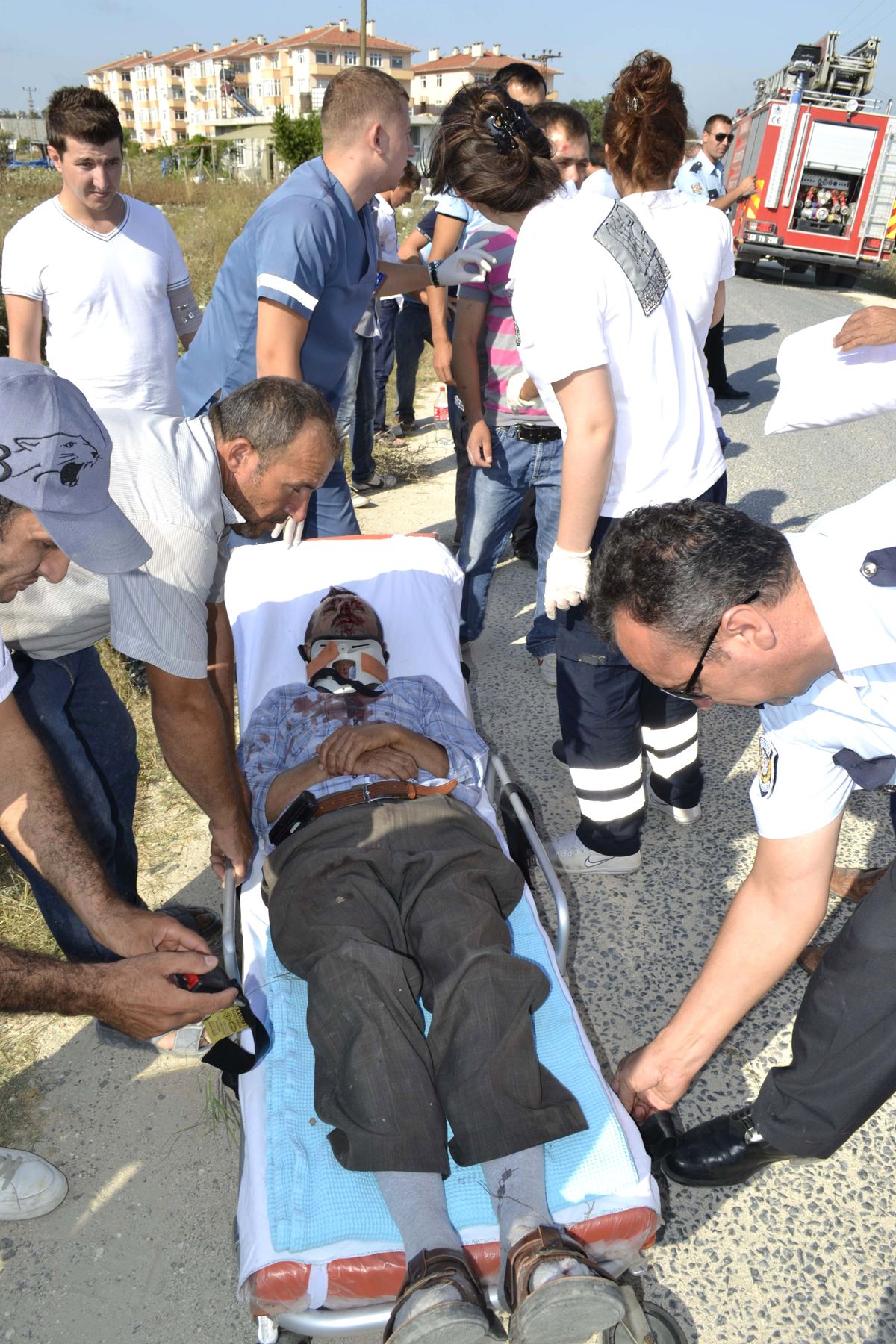 Minibüs Direğe Çarptı: 8 Yaralı