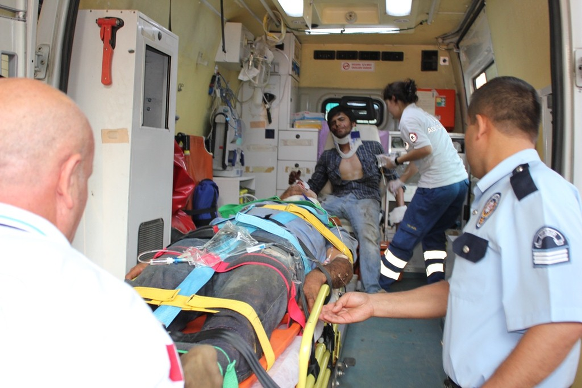 Minibüs Uçuruma Yuvarlandı: 2 Ölü, 3 Yaralı