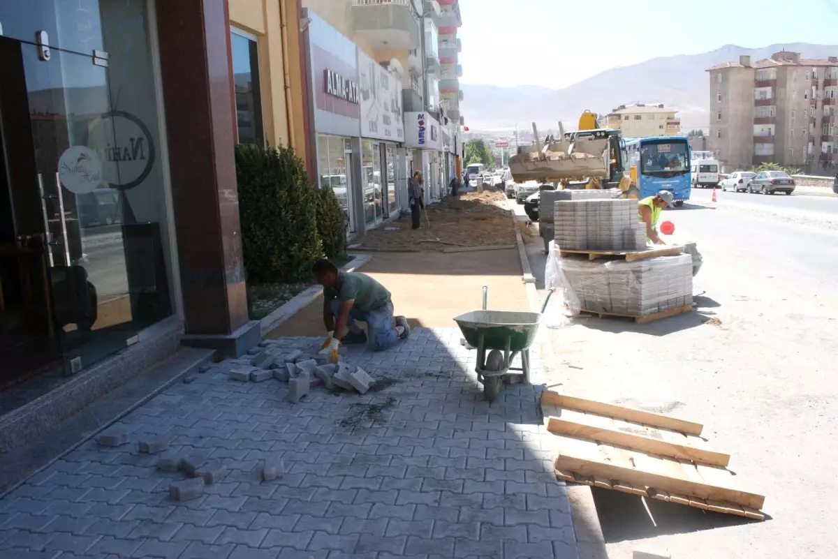 Niğde\'de Yaya Kaldırımları Değiştiriliyor