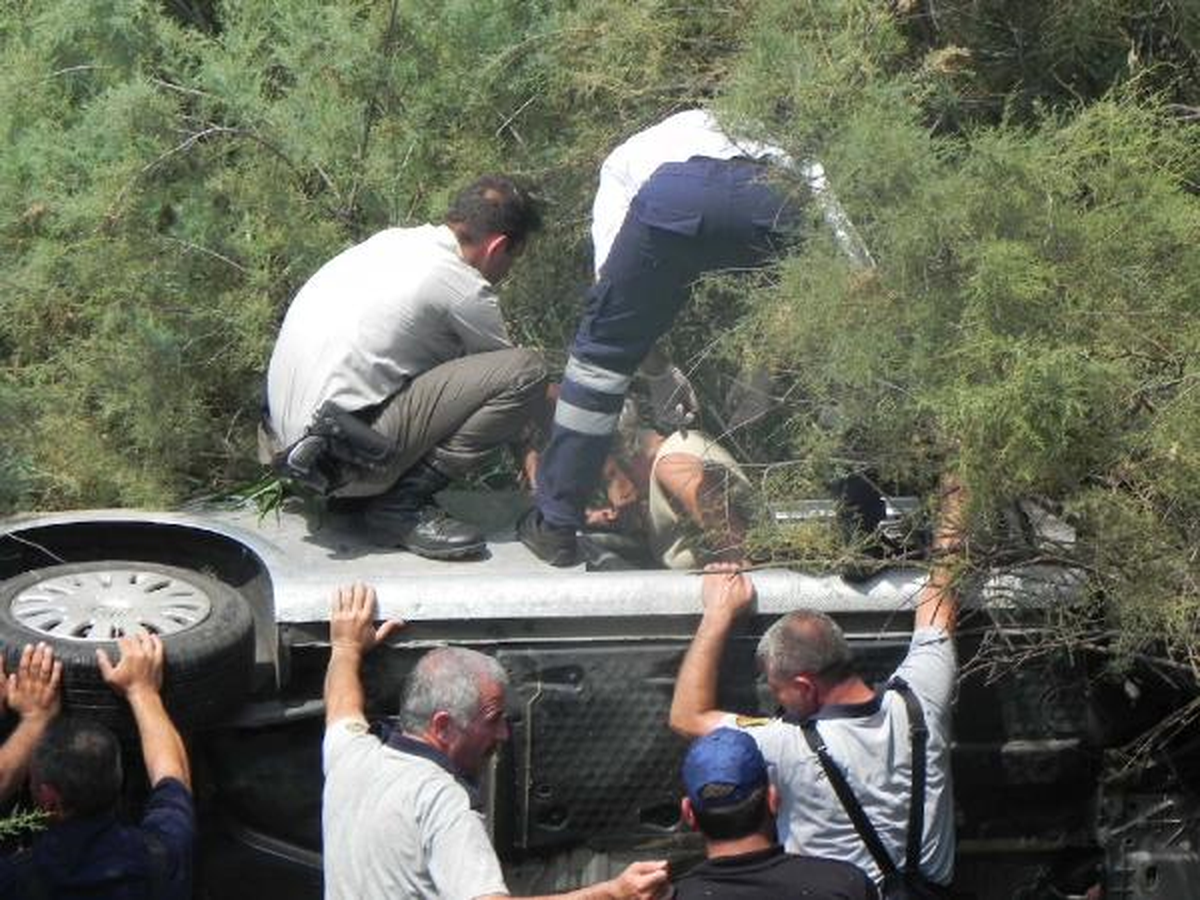 Otomobil Şarampole Uçtu, Yaşlı Çift Ölümden Döndü