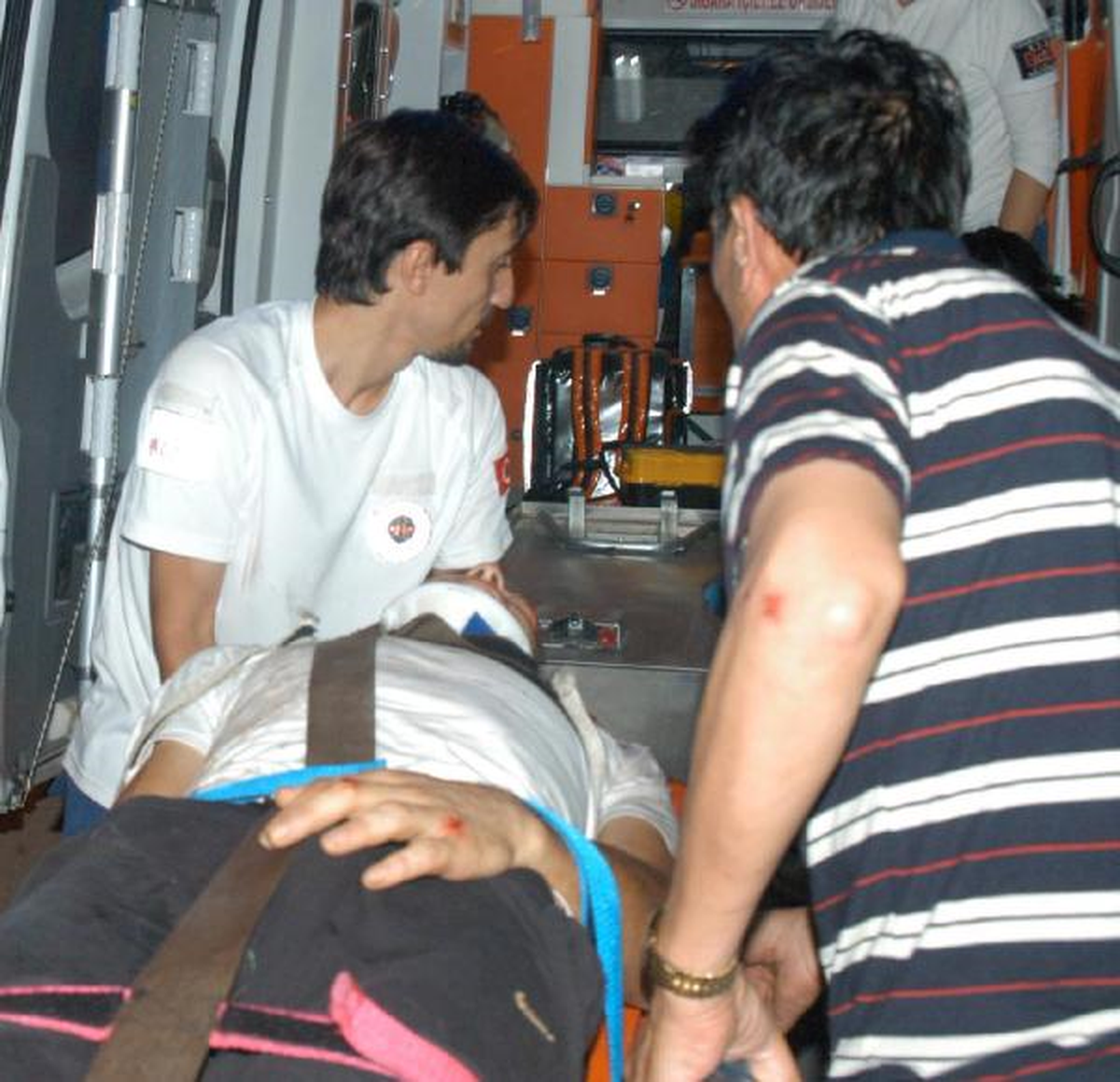 Otomobil Yön Levhasına Çarptı: 3 Yaralı
