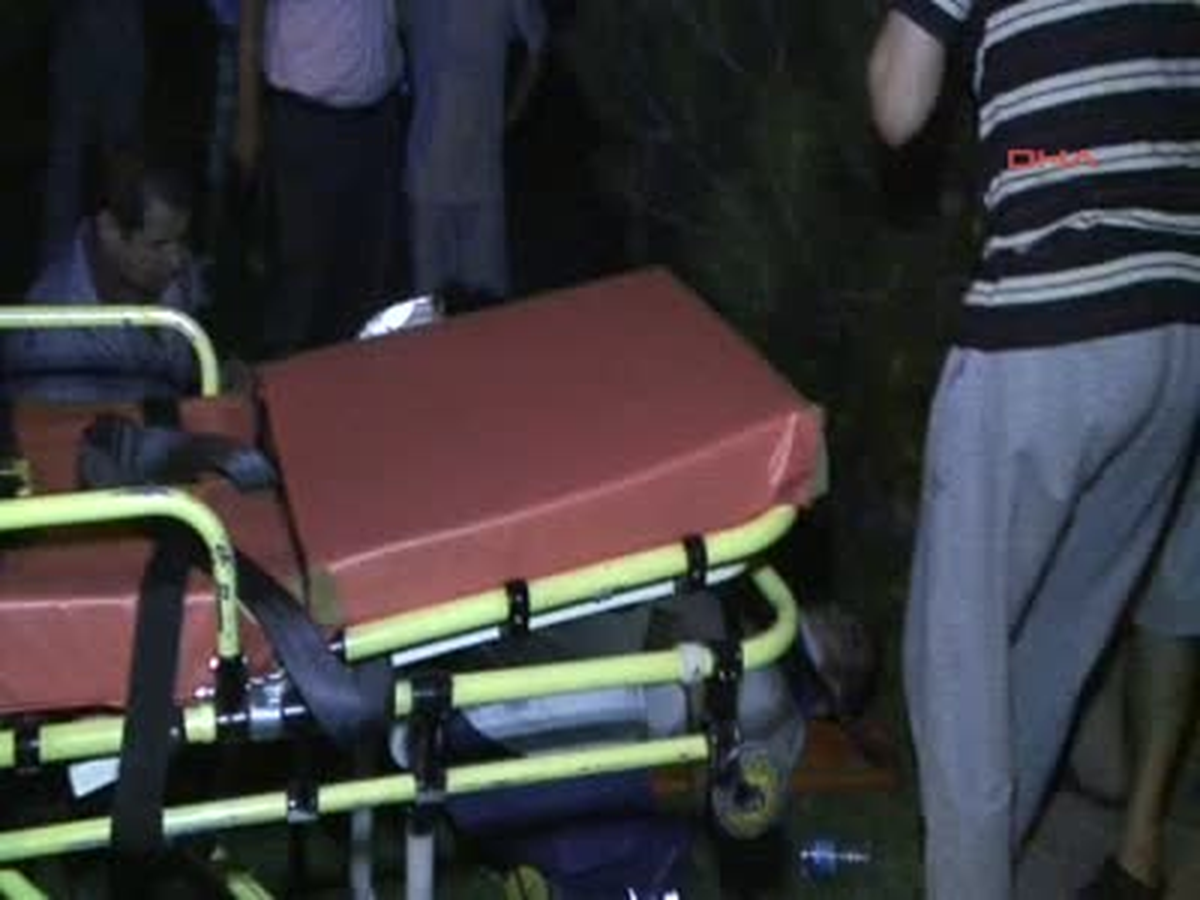 Otomobil Yön Levhasına Çarptı: 3 Yaralı